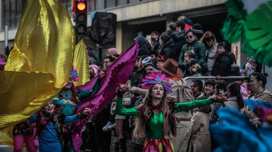 Cientos de personas se concentraron en las calles para ver los disfraces más originales