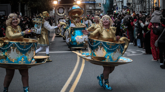 Cientos de personas se concentraron en las calles para ver los disfraces más originales