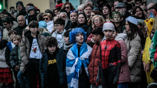 Cientos de personas se concentraron en las calles para ver los disfraces más originales