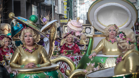 Cientos de personas se concentraron en las calles para ver los disfraces más originales