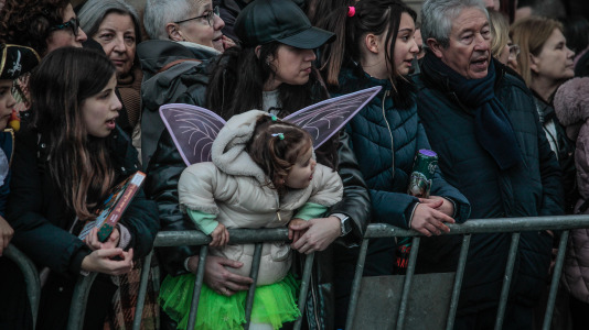 Cientos de personas se concentraron en las calles para ver los disfraces más originales