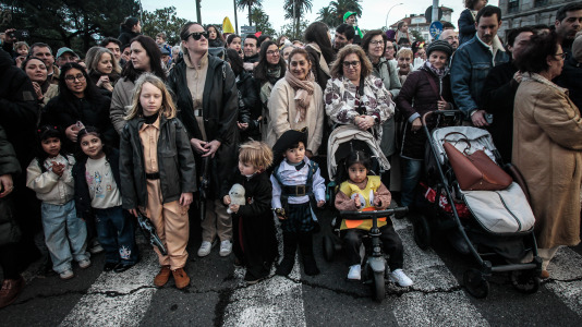Cientos de personas se concentraron en las calles para ver los disfraces más originales