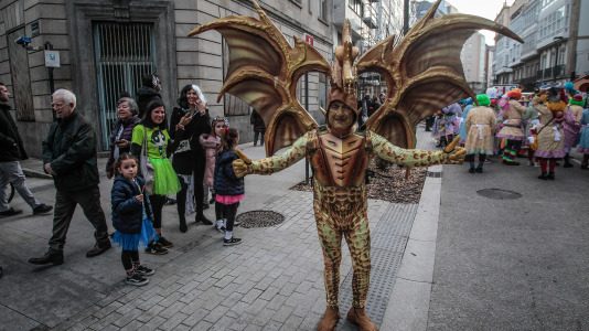 Cientos de personas se concentraron en las calles para ver los disfraces más originales