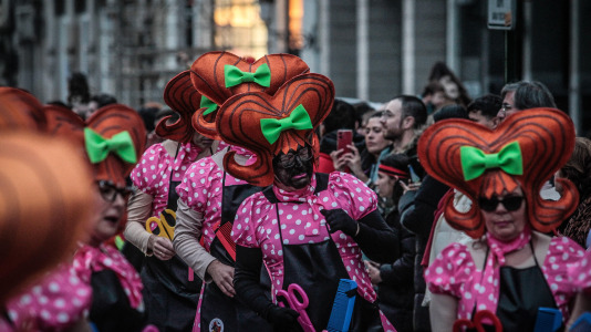 Cientos de personas se concentraron en las calles para ver los disfraces más originales