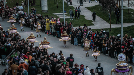 Cientos de personas se concentraron en las calles para ver los disfraces más originales