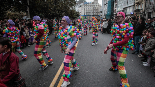 Cientos de personas se concentraron en las calles para ver los disfraces más originales
