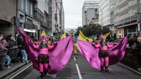 Cientos de personas se concentraron en las calles para ver los disfraces más originales
