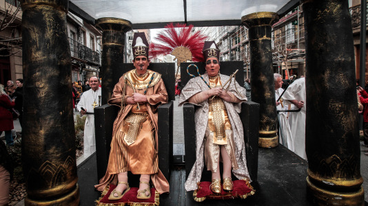 Cientos de personas se concentraron en las calles para ver los disfraces más originales