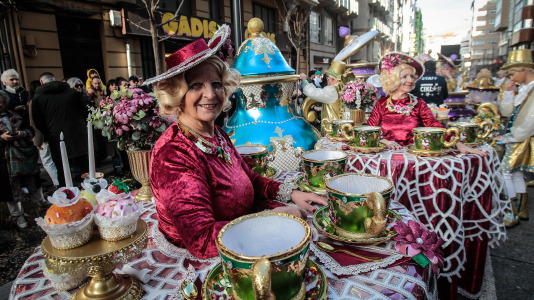 Cientos de personas se concentraron en las calles para ver los disfraces más originales