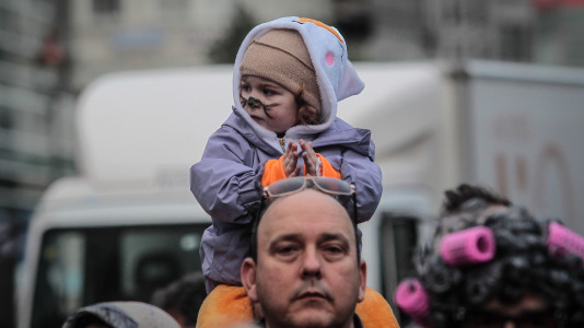 Cientos de personas se concentraron en las calles para ver los disfraces más originales