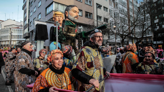 Cientos de personas se concentraron en las calles para ver los disfraces más originales