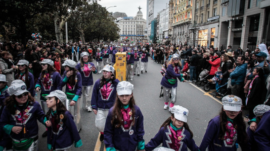 Cientos de personas se concentraron en las calles para ver los disfraces más originales