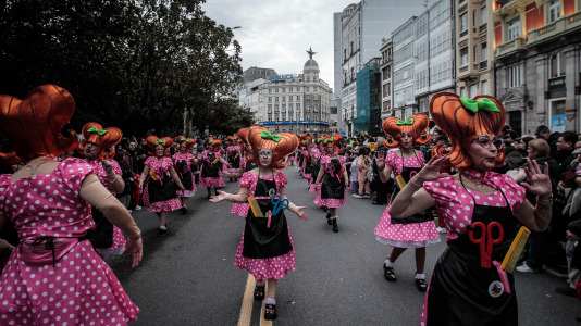 Cientos de personas se concentraron en las calles para ver los disfraces más originales