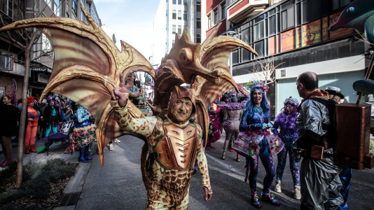 Cientos de personas se concentraron en las calles para ver los disfraces más originales