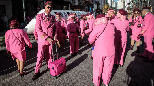 Cientos de personas se concentraron en las calles para ver los disfraces más originales