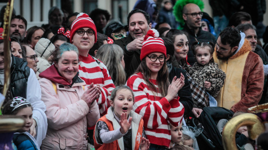 Cientos de personas se concentraron en las calles para ver los disfraces más originales