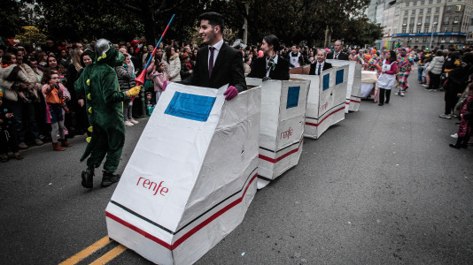 Cientos de personas se concentraron en las calles para ver los disfraces más originales