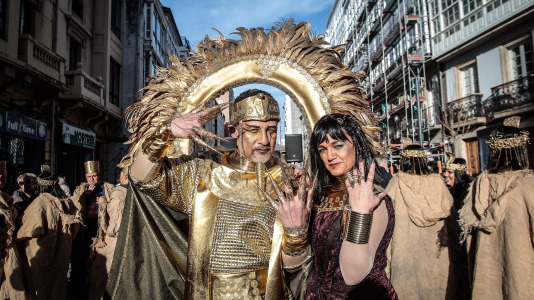 Cientos de personas se concentraron en las calles para ver los disfraces más originales