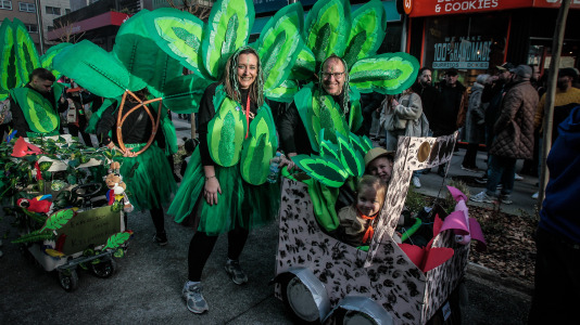 Cientos de personas se concentraron en las calles para ver los disfraces más originales
