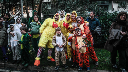 Cientos de personas se concentraron en las calles para ver los disfraces más originales