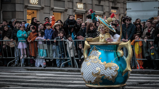 Cientos de personas se concentraron en las calles para ver los disfraces más originales