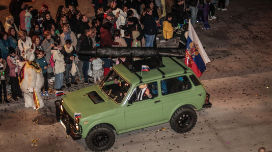 Cientos de personas se concentraron en las calles para ver los disfraces más originales