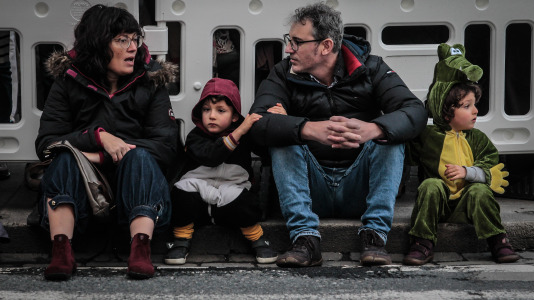 Cientos de personas se concentraron en las calles para ver los disfraces más originales