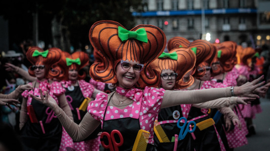 Cientos de personas se concentraron en las calles para ver los disfraces más originales