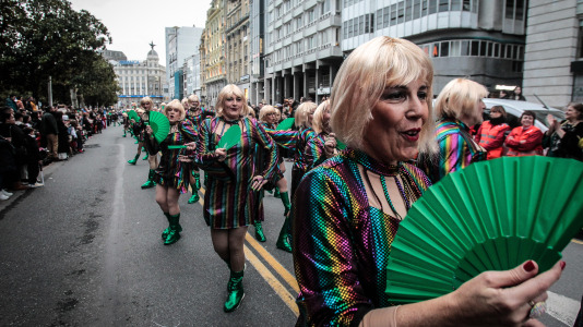 Cientos de personas se concentraron en las calles para ver los disfraces más originales