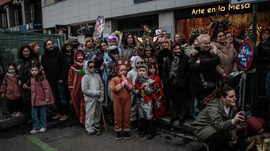 Cientos de personas se concentraron en las calles para ver los disfraces más originales