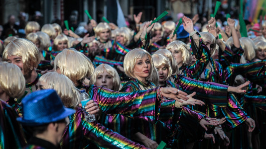 Cientos de personas se concentraron en las calles para ver los disfraces más originales