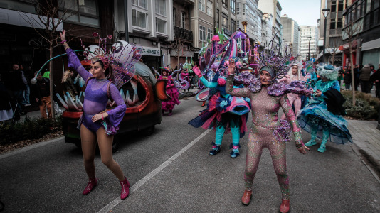 Cientos de personas se concentraron en las calles para ver los disfraces más originales