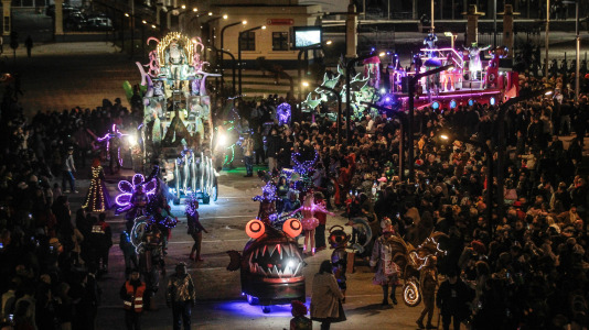 Cientos de personas se concentraron en las calles para ver los disfraces más originales