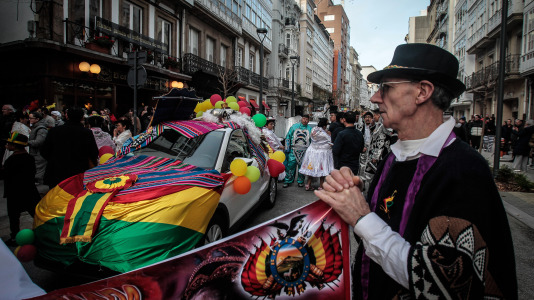 Cientos de personas se concentraron en las calles para ver los disfraces más originales