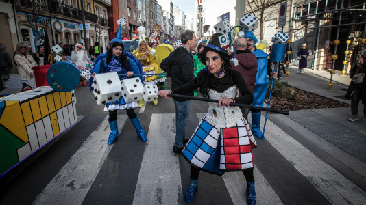 Cientos de personas se concentraron en las calles para ver los disfraces más originales