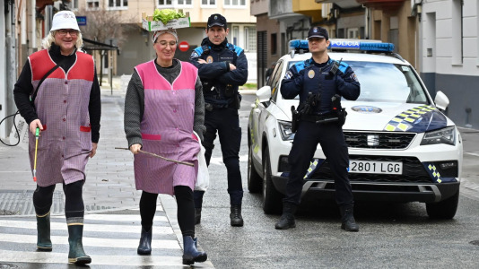 Los Kilomberos, Isa y Bego, la alcaldesa vestida de crucerista. Fueron algunos de los protagonistas de este Martes de Carnaval por la mañana, que llenó de fiesta Monte Alto
