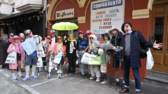 La alcaldesa, que ya triunfó otros años como Shakira o vestida de jabalí, optó en este 2026 por disfrazarse de una turista en trasatlántico, andador y mapa en mano