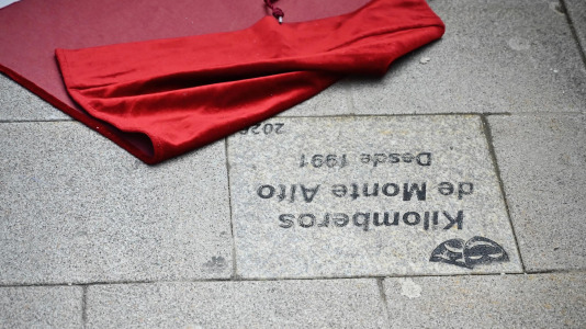 Los Kilomberos, Isa y Bego, la alcaldesa vestida de crucerista. Fueron algunos de los protagonistas de este Martes de Carnaval por la mañana, que llenó de fiesta Monte Alto