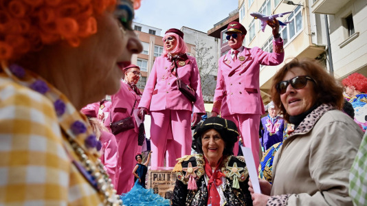Los Kilomberos, Isa y Bego, la alcaldesa vestida de crucerista. Fueron algunos de los protagonistas de este Martes de Carnaval por la mañana, que llenó de fiesta Monte Alto
