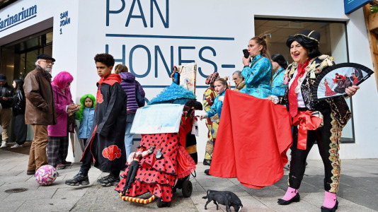 Los Kilomberos, Isa y Bego, la alcaldesa vestida de crucerista. Fueron algunos de los protagonistas de este Martes de Carnaval por la mañana, que llenó de fiesta Monte Alto