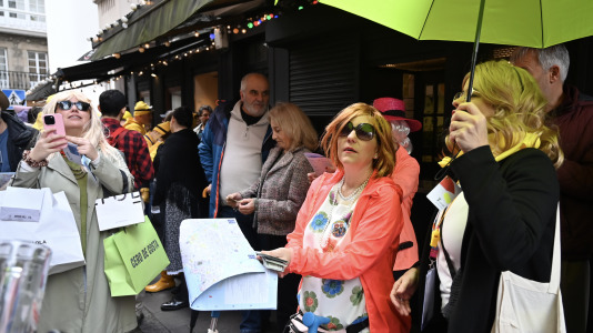 La alcaldesa, que ya triunfó otros años como Shakira o vestida de jabalí, optó en este 2026 por disfrazarse de una turista en trasatlántico, andador y mapa en mano