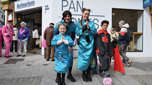 Los Kilomberos, Isa y Bego, la alcaldesa vestida de crucerista. Fueron algunos de los protagonistas de este Martes de Carnaval por la mañana, que llenó de fiesta Monte Alto