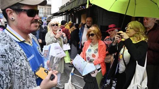 La alcaldesa, que ya triunfó otros años como Shakira o vestida de jabalí, optó en este 2026 por disfrazarse de una turista en trasatlántico, andador y mapa en mano