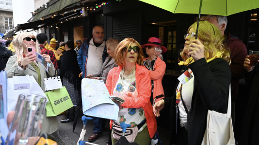 La alcaldesa, que ya triunfó otros años como Shakira o vestida de jabalí, optó en este 2026 por disfrazarse de una turista en trasatlántico, andador y mapa en mano