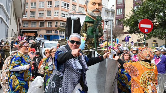 Los Kilomberos, Isa y Bego, la alcaldesa vestida de crucerista. Fueron algunos de los protagonistas de este Martes de Carnaval por la mañana, que llenó de fiesta Monte Alto