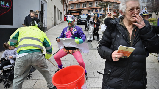 Los Kilomberos, Isa y Bego, la alcaldesa vestida de crucerista. Fueron algunos de los protagonistas de este Martes de Carnaval por la mañana, que llenó de fiesta Monte Alto