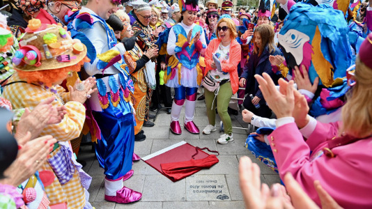 Los Kilomberos, Isa y Bego, la alcaldesa vestida de crucerista. Fueron algunos de los protagonistas de este Martes de Carnaval por la mañana, que llenó de fiesta Monte Alto