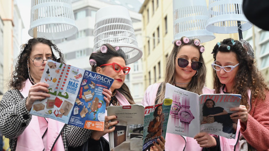 Los Kilomberos, Isa y Bego, la alcaldesa vestida de crucerista. Fueron algunos de los protagonistas de este Martes de Carnaval por la mañana, que llenó de fiesta Monte Alto