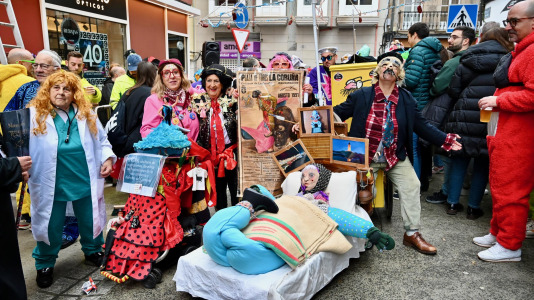 Los Kilomberos, Isa y Bego, la alcaldesa vestida de crucerista. Fueron algunos de los protagonistas de este Martes de Carnaval por la mañana, que llenó de fiesta Monte Alto