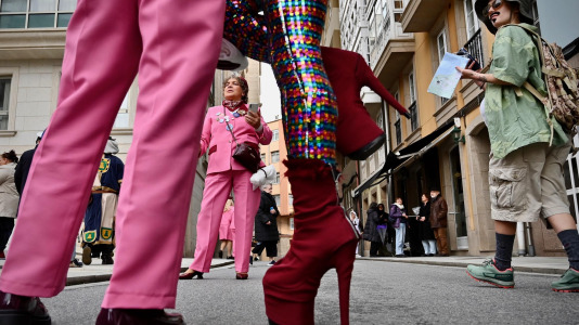 Los Kilomberos, Isa y Bego, la alcaldesa vestida de crucerista. Fueron algunos de los protagonistas de este Martes de Carnaval por la mañana, que llenó de fiesta Monte Alto